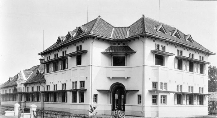 COLLECTIE_TROPENMUSEUM_Het_gebouw_van_de_Kartinischool_geopend_op_22_juli_1918_aan_de_Feitweg_in_Buitenzorg_TMnr_60002657 COLLECTIE_TROPENMUSEUM_Het_gebouw_van_de_Kartinischool_geopend_op_22_juli_1918_aan_de_Feitweg_in_Buitenzorg_TMnr_60002657